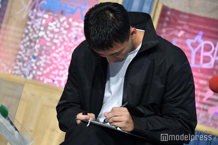 真剣に短冊を書く竹内涼真 (C)モデルプレス