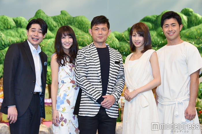 (左から)吉村崇、石川恋、的場浩司、加藤綾子アナウンサー、榎並大二郎アナウンサー(C)モデルプレス