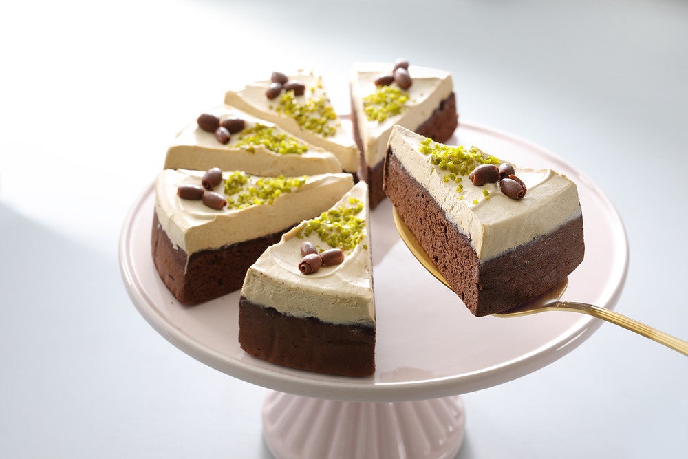 アーモンドミルクホイップのガトーショコラ¥485／画像提供：スターバックス コーヒー ジャパン