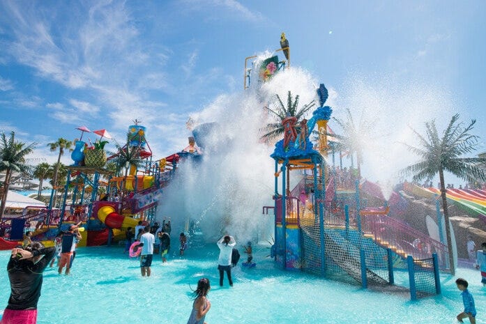 「ジャパーン」の3つの超巨大バケツからは総水量約6トンもの水がすごい勢いで流れ落ちます。【制限】なし(ジャパーン内のスライダーは各種制限あり)