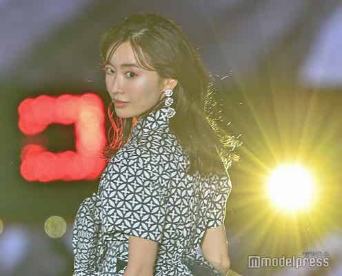 松本まりか、シークレット登場でファッションショートリ飾る 振り向きポーズにドキッ<GirlsAward 2022 S/S>
