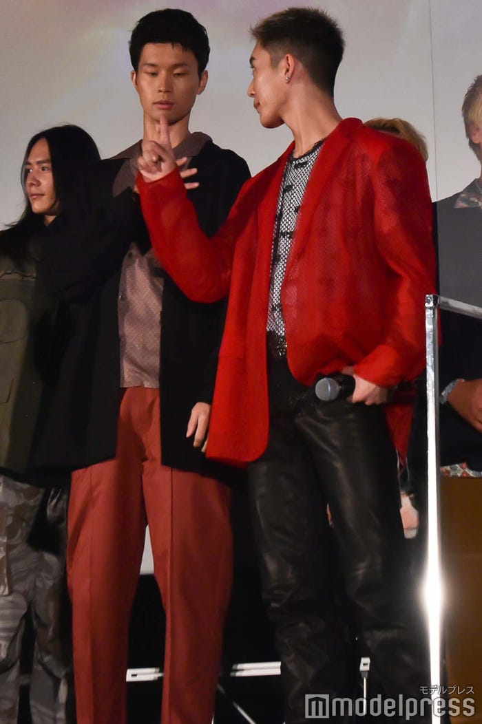 三山凌輝からBE:FIRSTポーズを真剣に教わる永沼伊久也 (C)モデルプレス