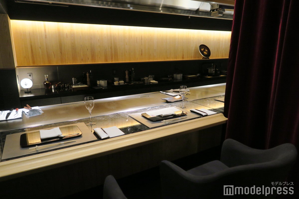 目の前での調理が鉄板焼きの醍醐味（C）モデルプレス