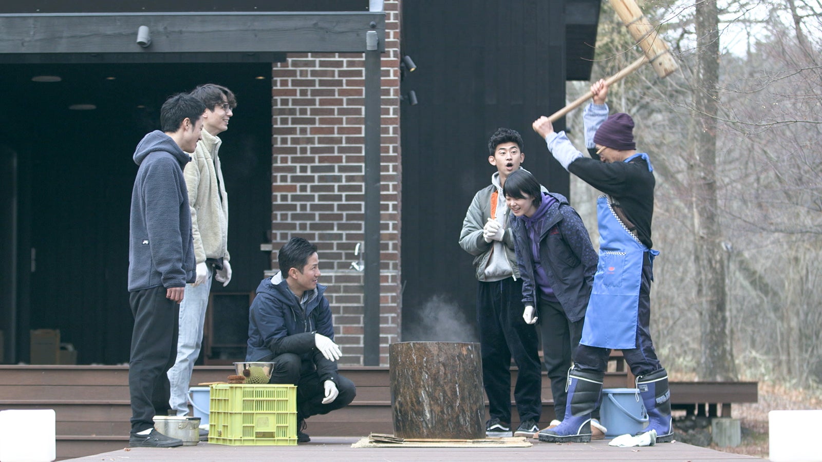 大みそか、貴之の兄・父も参加し餅つきをするメンバー「TERRACE HOUSE OPENING NEW DOORS」12th WEEK（C）フジテレビ／イースト・エンタテインメント