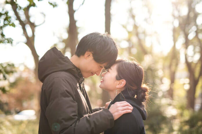 年下男性が惚れる女性の特徴とは