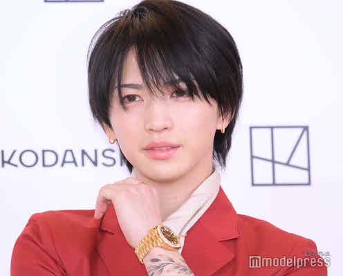 岩橋玄樹、SEXY赤スーツで久々の公の場 初写真集を自画自賛「やっぱり自分かっこいいなって思いました」<Labneh>