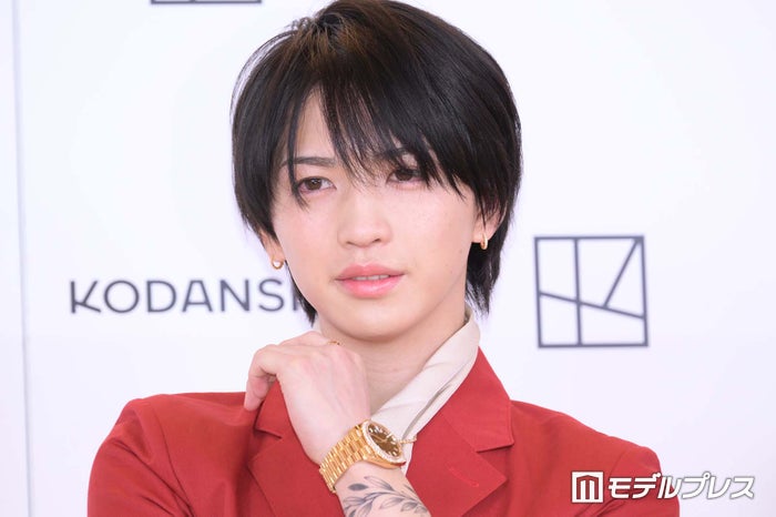 岩橋玄樹、SEXY赤スーツで久々の公の場 初写真集を自画自賛「やっぱり自分かっこいいなって思いました」＜Labneh＞