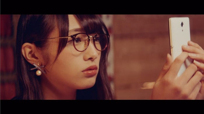 渡辺梨加「割れたスマホ」MVより(画像提供:ソニー・ミュージックレーベルズ)