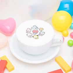 ホットカフェラテ税込880円、ホットミルクティー税込880円(C)BT21