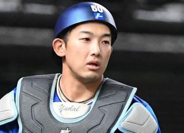 DeNA 捕手・山本あわやのハプニング 折れたバットが体に接触 打席の福永もびっくり