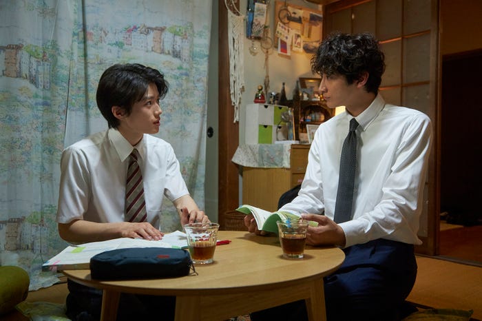 奥智哉、小関裕太「癒やしのお隣さんには秘密がある」第4話より(C)日本テレビ