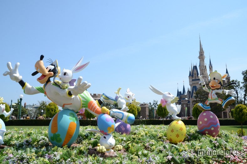 グーフィーとマックスがイースターバニーたちと、エッグレースに備えてトレーニング