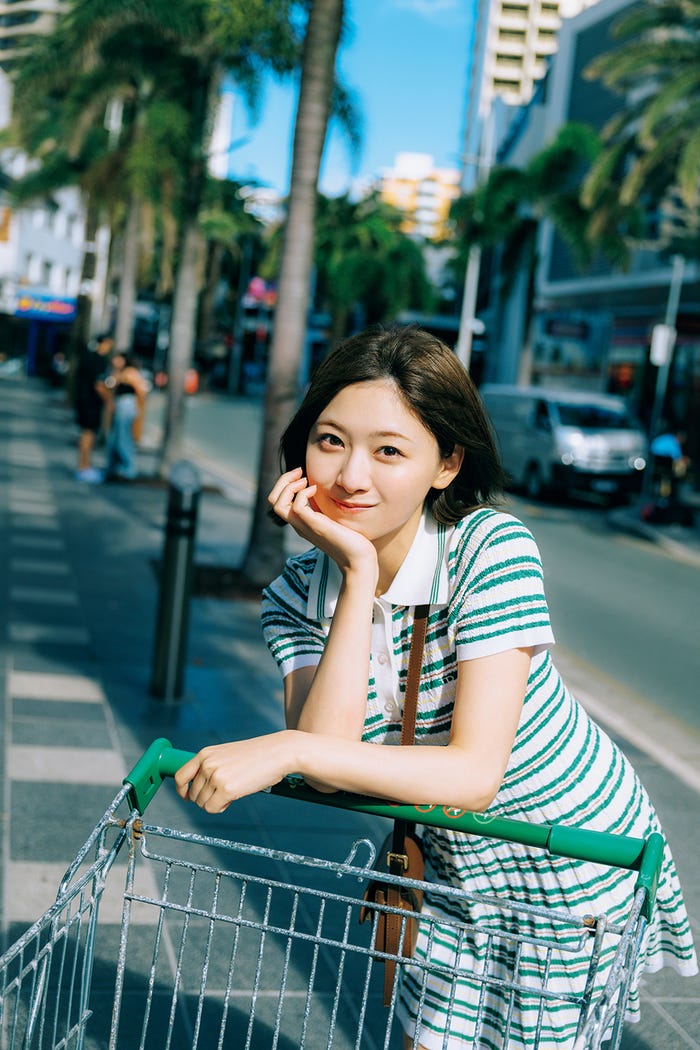 富田鈴花 紀伊國屋書店梅田本店パネル展カット 撮影/峠雄三(C)光文社