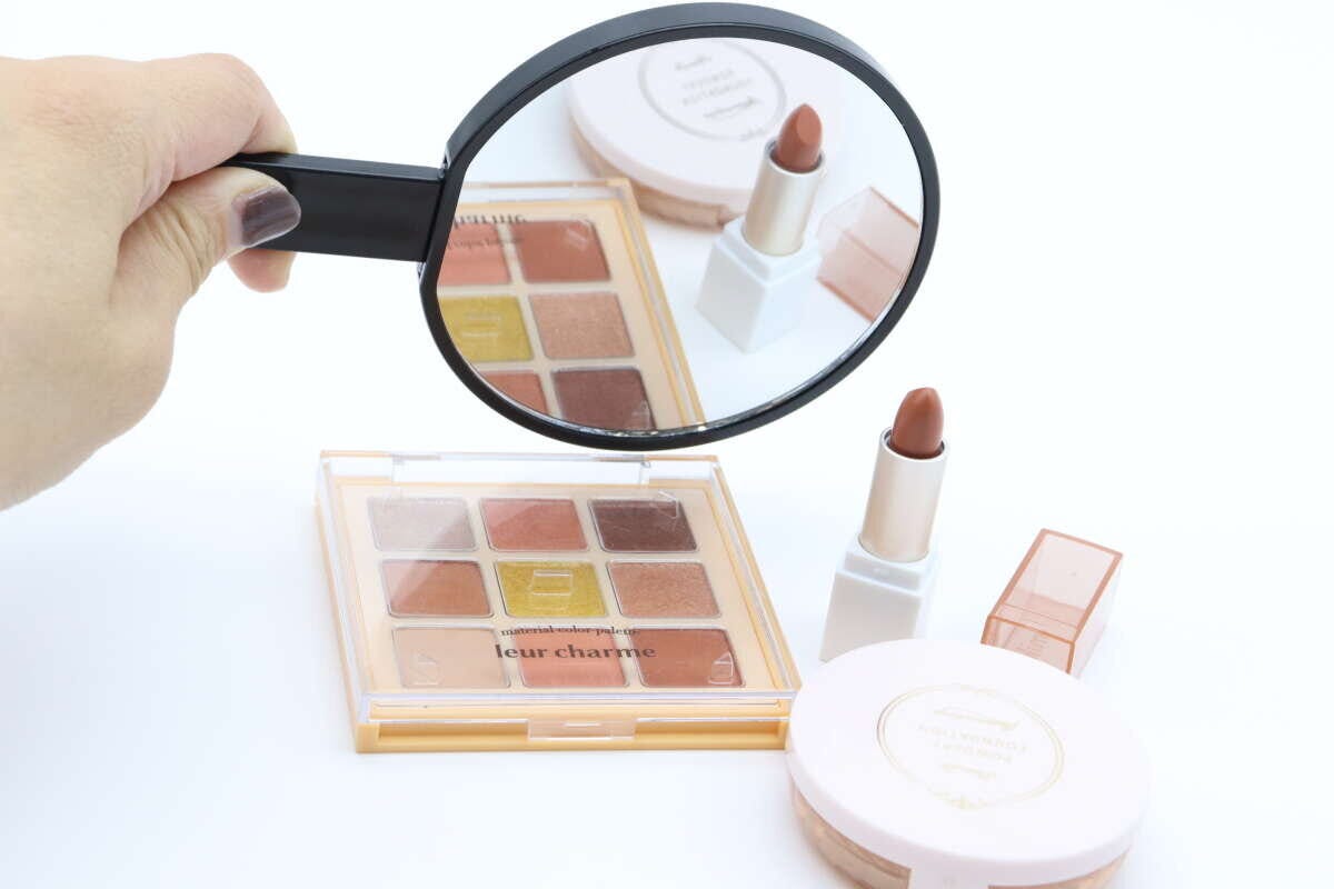 ダイソーの映りがいい櫛付きハンドミラー（ラウンド）