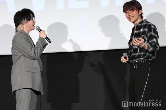 1秒以上目を合わせられないことを説明する若井滉斗(右)、実践する大森元貴(左)(C)モデルプレス