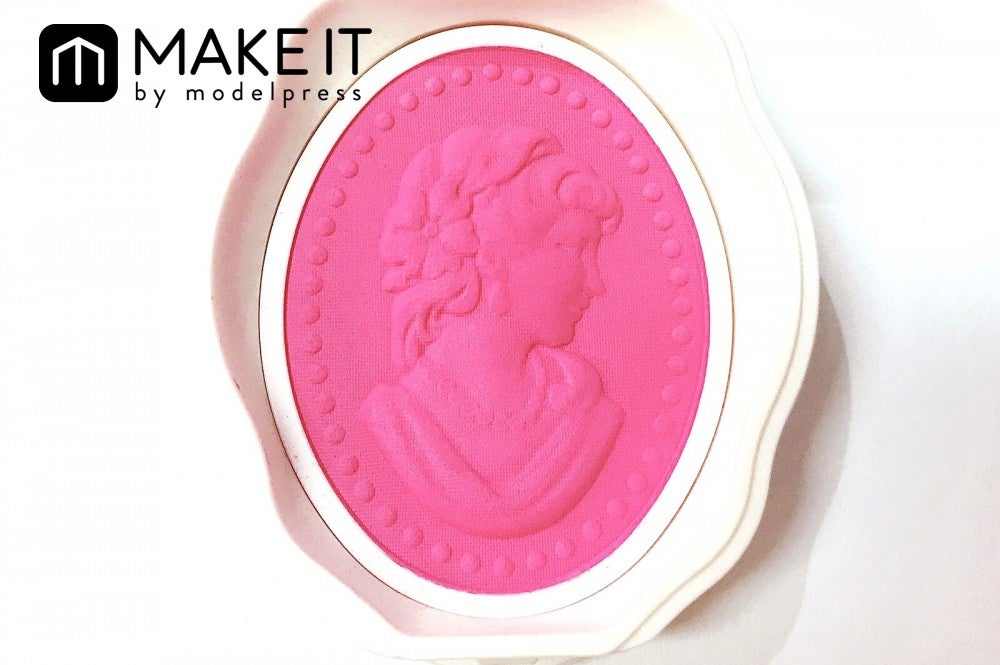 レ・メルヴェイユーズ・ラデュレ／プレスト チークカラー Ｎ／06／5,300 円（税抜） (C)メイクイット