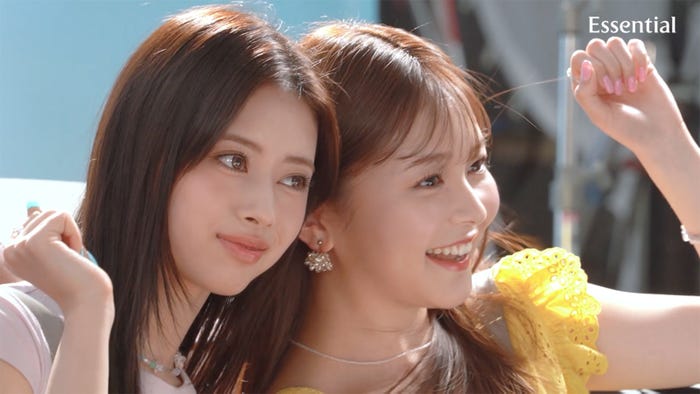 RIMA、久間田琳加「さらツヤすぎる!Essential!(LOVEマシーン)」篇メイキング(提供写真)