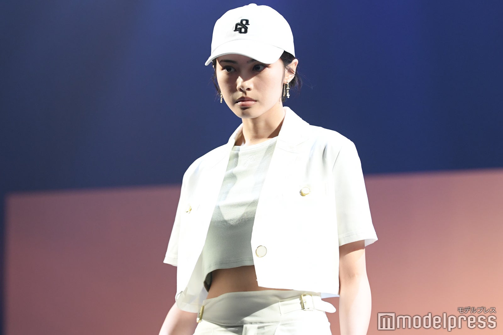 “安斉かれんの妹”公表が話題の安斉星来、ほっそりウエストチラ見せ 夏っぽホワイトコーデ＜TGC teen 2022 Fukuoka＞