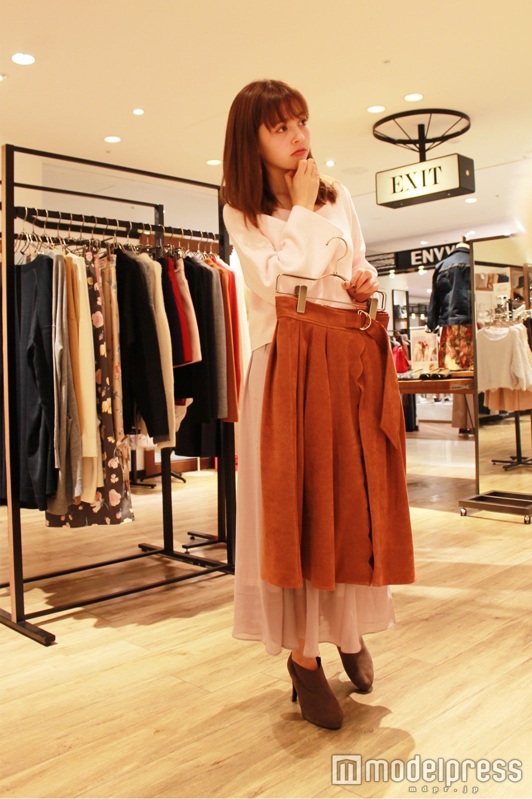 「dazzlin」でミディアム丈が使いやすそうなスカートをGET！