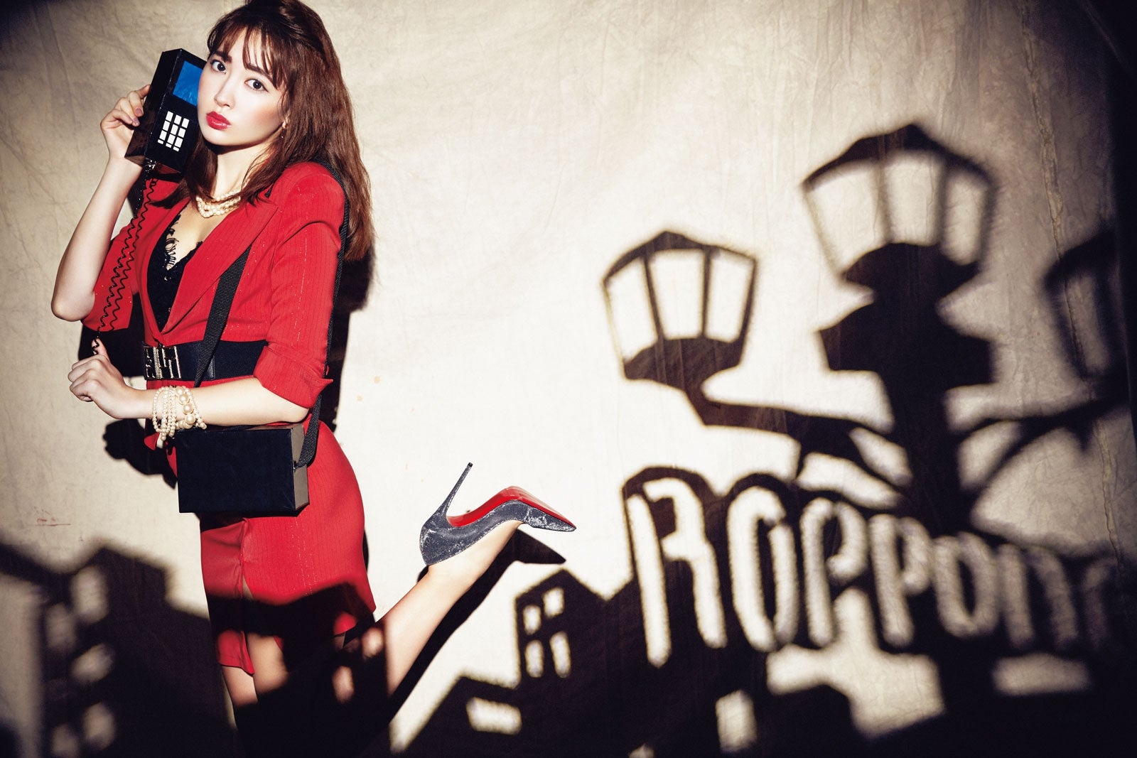 平野ノラ風バブルコスプレを披露した小嶋陽菜／画像提供・宝島社