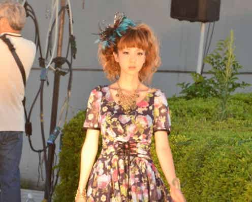 ほしのあき、ミニワンピで美脚披露!出産後初のファッションショー登場