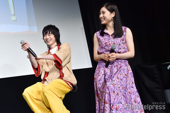 アイデンティティのネタに爆笑する菅田将暉、土屋太鳳(C)モデルプレス