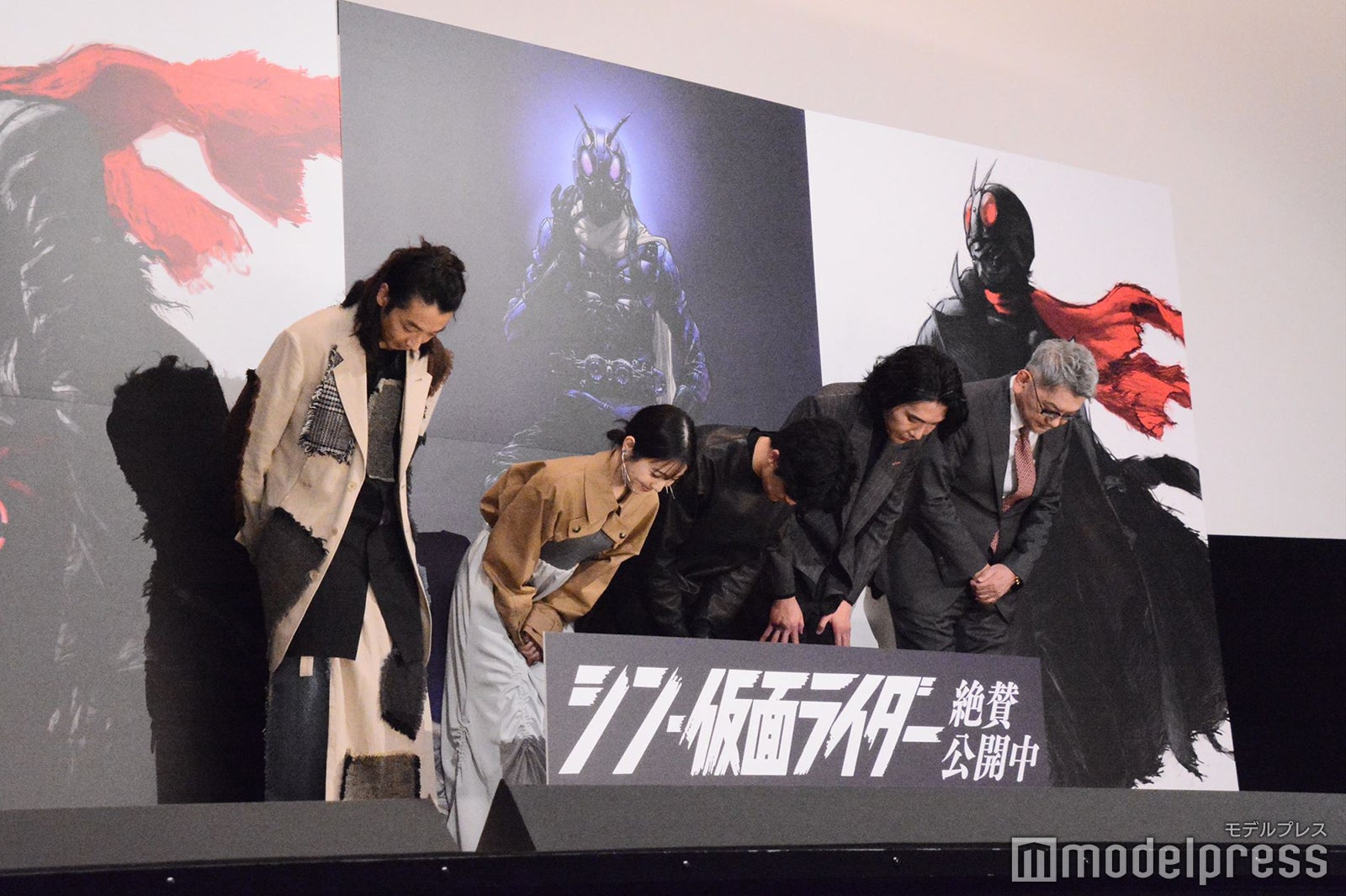 （左から）森山未來、浜辺美波、池松壮亮、柄本佑、庵野秀明監督（C）モデルプレス