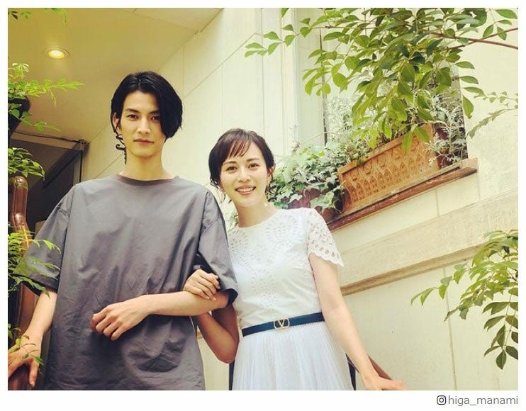 比嘉愛未、渡邊圭祐と腕組み2ショット公開「王子教育はじめました」