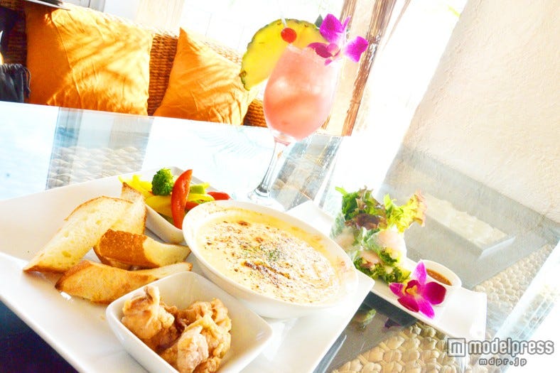 沖縄の風を感じる海カフェで、とろける極上チーズフォンデュ