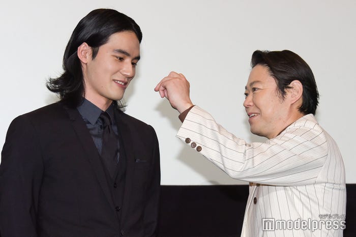 左薬指の爪を見せられる岡田健史、阿部サダヲ(C)モデルプレス