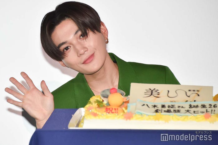 バースデーサプライズを受けた八木勇征(C)モデルプレス