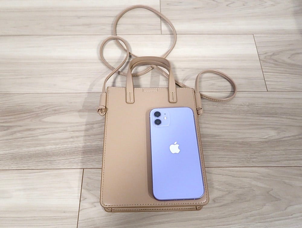 スマホもすっぽり！