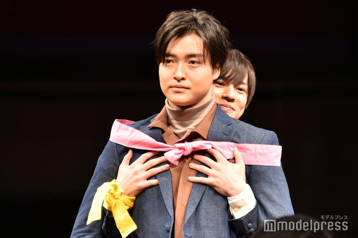 栗山航の胸囲を確かめる奥野壮/男劇団 青山表参道X「ENDLESS REPEATERS —エンドレスリピーターズ—」DVD発売記念イベント (C)モデルプレス