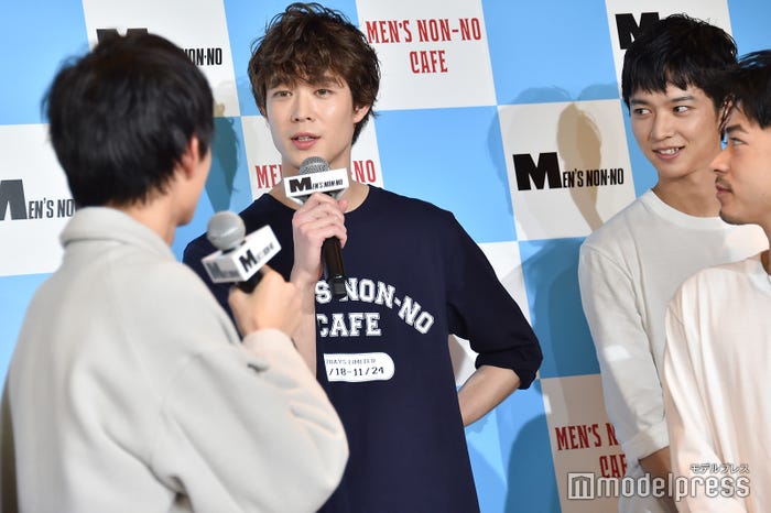 水沢林太郎の質問に応える宮沢氷魚 (C)モデルプレス