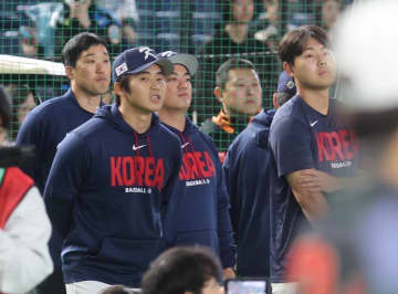 韓国代表も大谷翔平の衝撃弾を見上げる 指をさす選手も 試合前にフリー打撃で圧巻150メートル弾デモ 初戦の台湾代表と同じ反応に