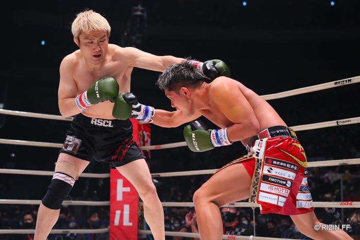 五味隆典VS皇治(C)RIZIN FF