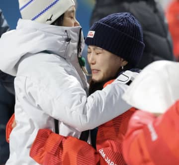 涙の高梨を抱きしめた伊藤有希にSNS称賛の嵐 4年前のジャンプ混合団体メンバー「貴重な存在」「有希ちゃんはいつも優しい」