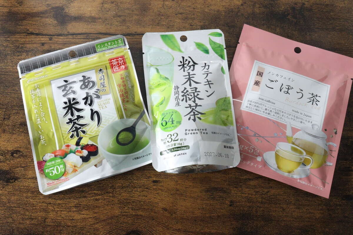 ダイソーの「寿司屋のあがり玄米茶」「カテキン粉末緑茶」「国産ごぼう茶」のパッケージ3点が並べられている ダイソーの「寿司屋のあがり玄米茶」「カテキン粉末緑茶」「国産ごぼう茶」のパッケージ3点が並べられている