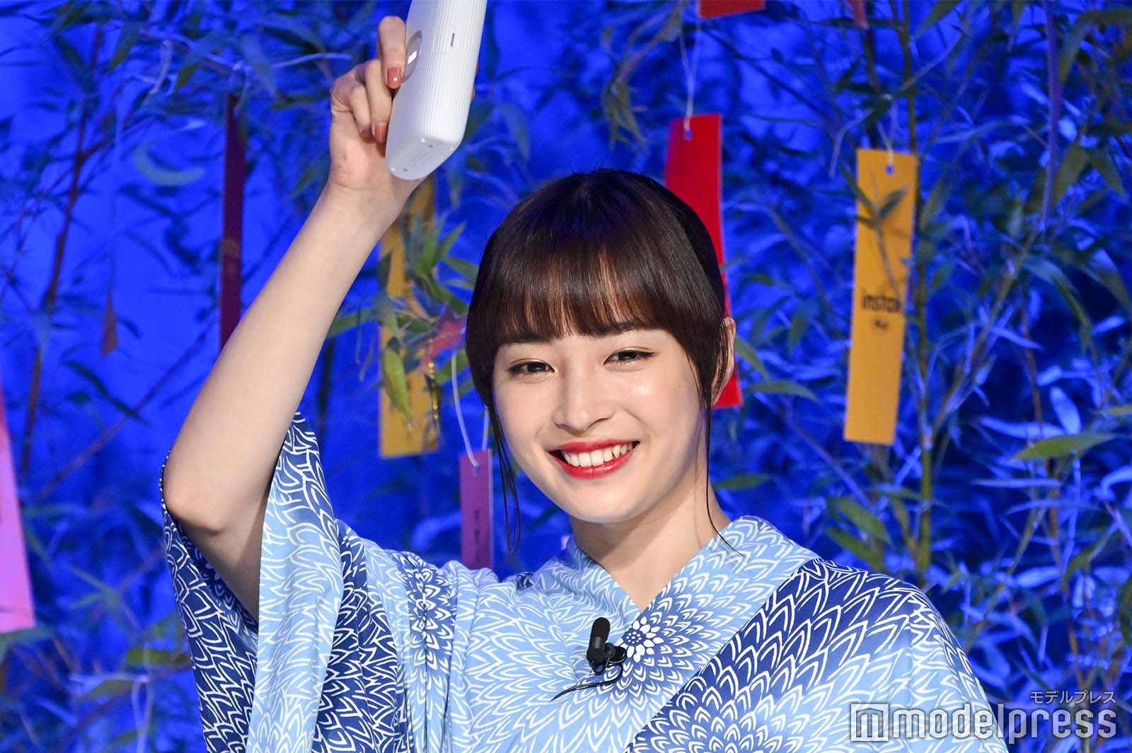 製品を持つ広瀬すず （C）モデルプレス