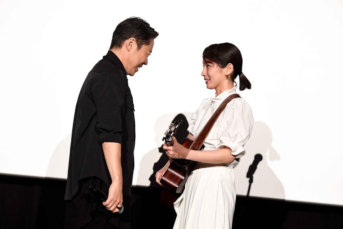 (左から)阿部サダヲ、吉岡里帆(C)2018「音量を上げろタコ!」製作委員会