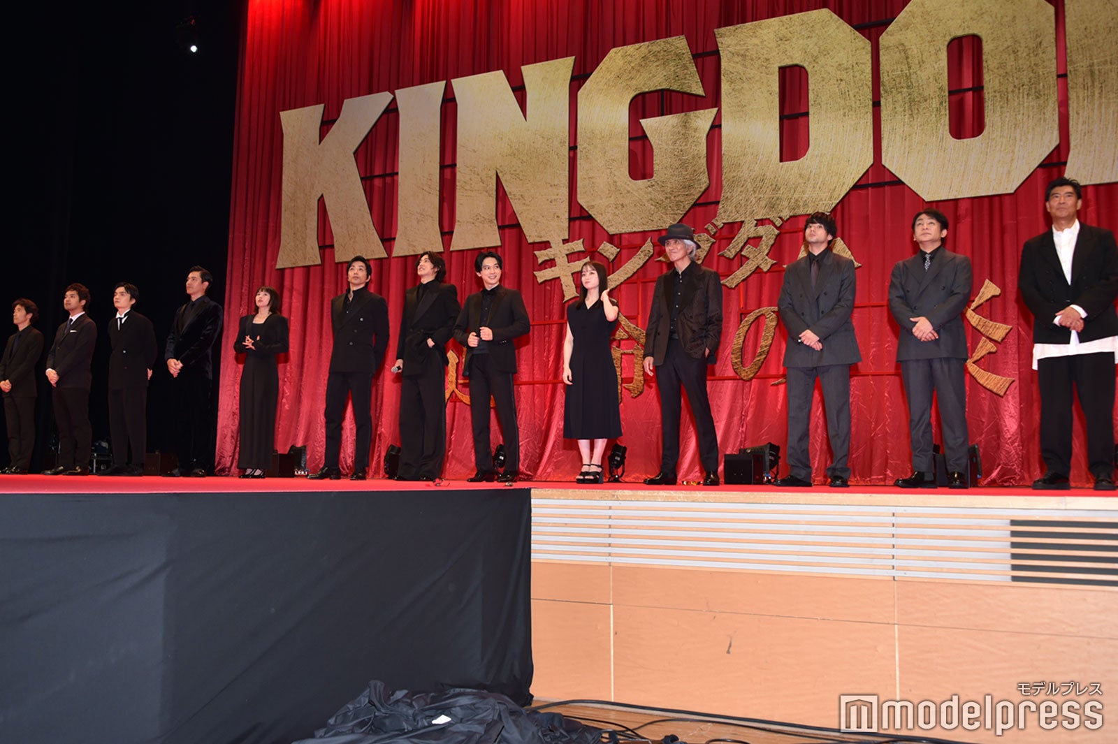 （左から）佐藤信介監督、三浦貴大、岡山天音、要潤、清野菜名、大沢たかお、山崎賢人、吉沢亮、橋本環奈、佐藤浩市、山田裕貴、片岡愛之助、高嶋政宏（C）モデルプレス