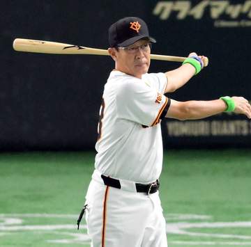 巨人 川相昌弘コーチにアクシデント 「左側頭部打撲」でベンチ入り外れる 跳ね返った打球が当たる