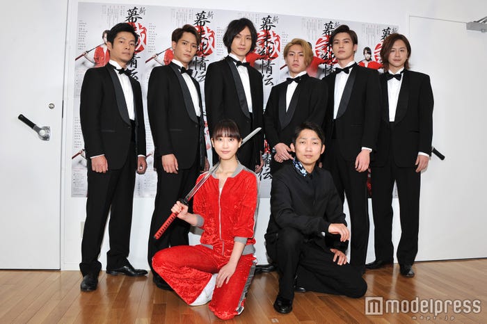 (前列左から)松井玲奈、石田明(後列左から)伊達暁、味方良介、細貝圭、早乙女友貴、荒井敦史、永田彬(C)モデルプレス