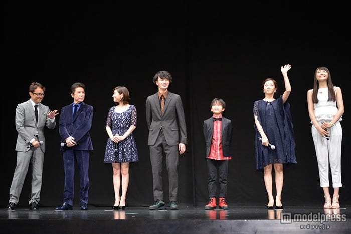映画「想いのこし」完成披露舞台挨拶(左より)平川雄一朗監督、鹿賀丈史、広末涼子、岡田将生、巨勢竜也、木南晴夏、松井愛莉