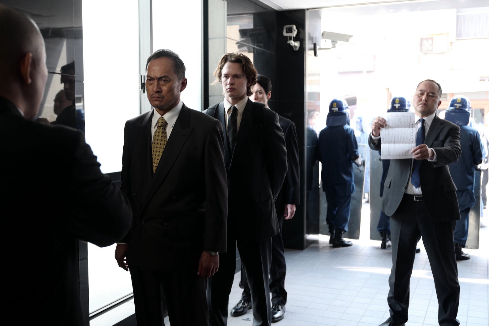 渡辺謙、アンセル・エルゴート（C）HBO Max／James Lisle