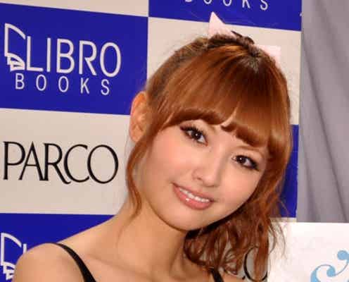 鈴木えみ、ミニワンピで5年ぶりにイベント開催