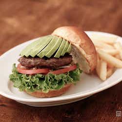 モデルプレス - “大人のモスバーガー”1号店がオープン 肉汁滴るグルメバーガー&お酒を提供