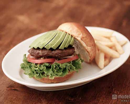 “大人のモスバーガー”1号店がオープン 肉汁滴るグルメバーガー&お酒を提供