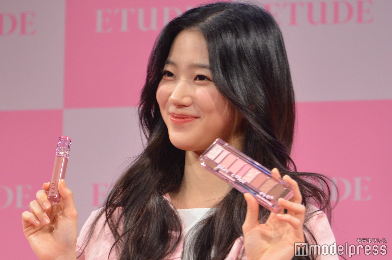 フラッシュの多さに思わず笑顔を浮かべるKAZUHA（C）モデルプレス