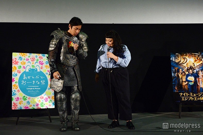 舞台挨拶の様子／（左から）徳井義実、渡辺直美